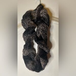 Elasticated faux fur ruffled scarf